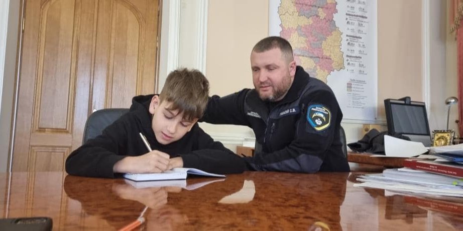 Школяр написав листа підтримки своїм ровесникам, які втратили будинок (Фото: SGamalij/Facebook)