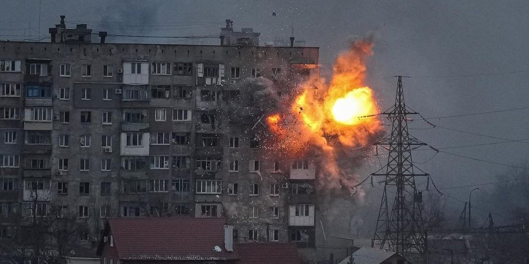Дівчина, яка жила у Маріуполі між Азовсталлю та заводом «Ілліча» розповіла, як вони з сім'єю вибралися із заблокованого міста (Фото: instagram.com/evgenymaloletka)