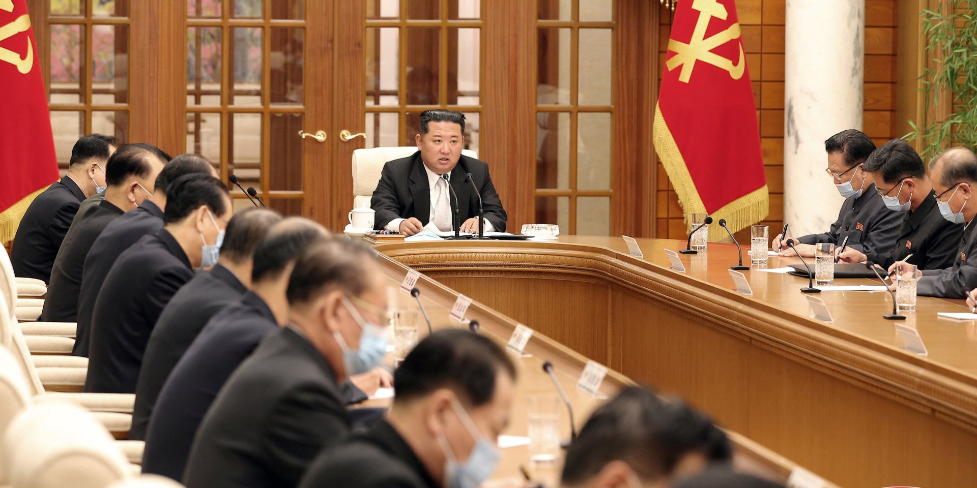 Ким Чен Ин созвал экстренное заседание политбюро (Фото: KCNA via REUTERS)