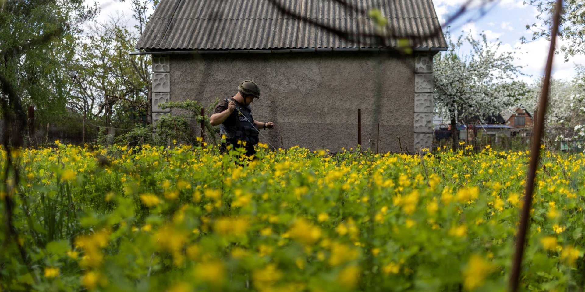 Demining in the Borodyanka area of Kyiv region after its liberation from the Russian occupiers, May 16, 2022 (Photo: REUTERS/Carlos Barria)