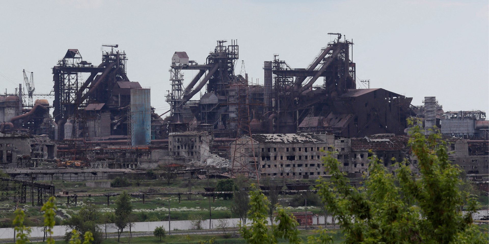 The bodies of the dead Ukrainian servicemen are being evacuated from 
the Azovstal steelworks (Photo: NV)