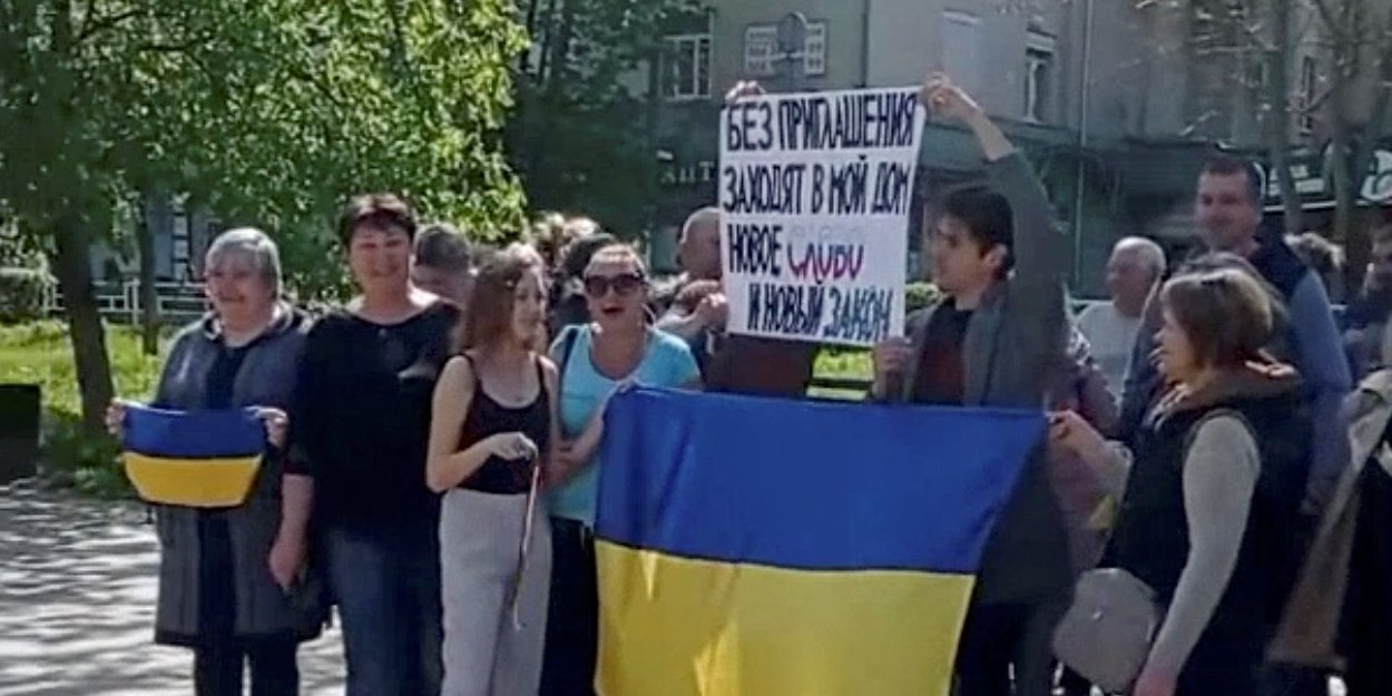 A Group of Ukrainians protest against the Russian occupation in Kherson on April 27 (Photo: Screenshot of video Obtained By Reuters via REUTERS)