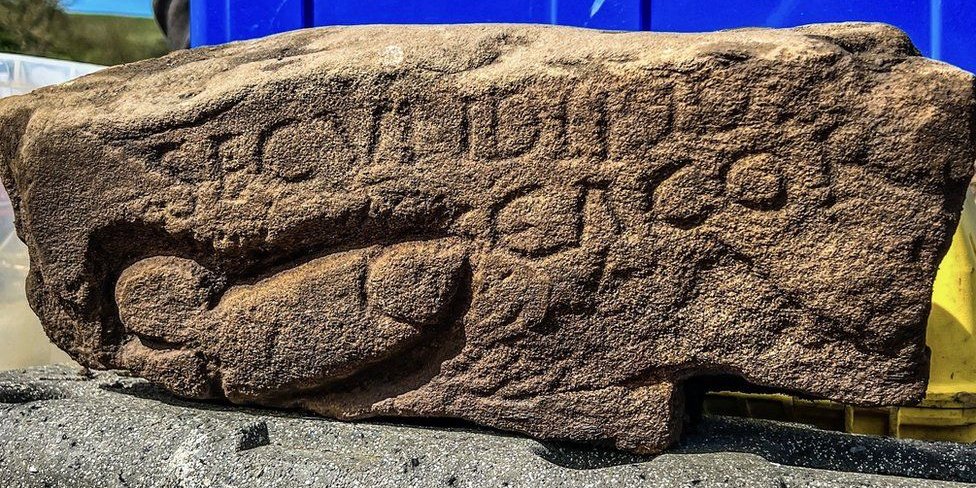 Камінь із написом «Secundinus cacator» привів істориків у захват (Фото: The Vindolanda Trust)