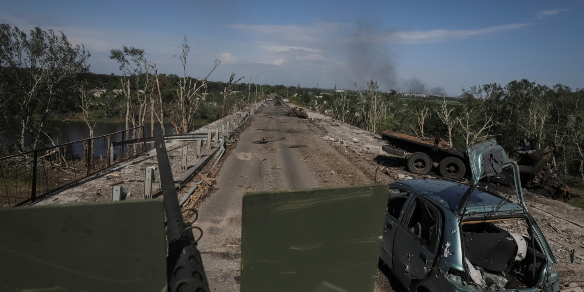 A road to Severodonetsk, Luhansk Oblast (Photo: REUTERS/Serhii Nuzhnenko)