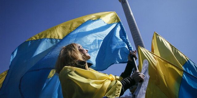 A woman waves the Ukrainian flag (Photo: Reuters)