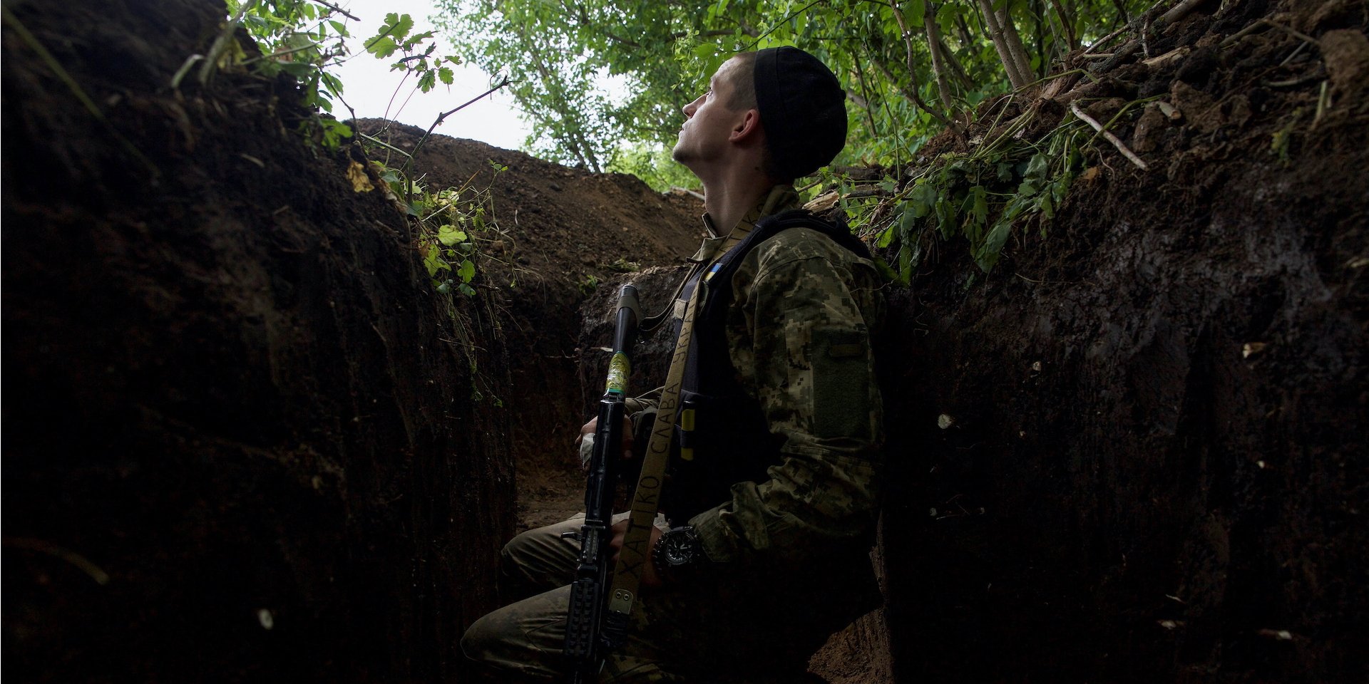 Український військовослужбовець виглядає з&nbsp;окопу на&nbsp;позиції у&nbsp;Луганській області, 18 червня 2022 року (Фото: Anna Kudriavtseva / REUTERS)