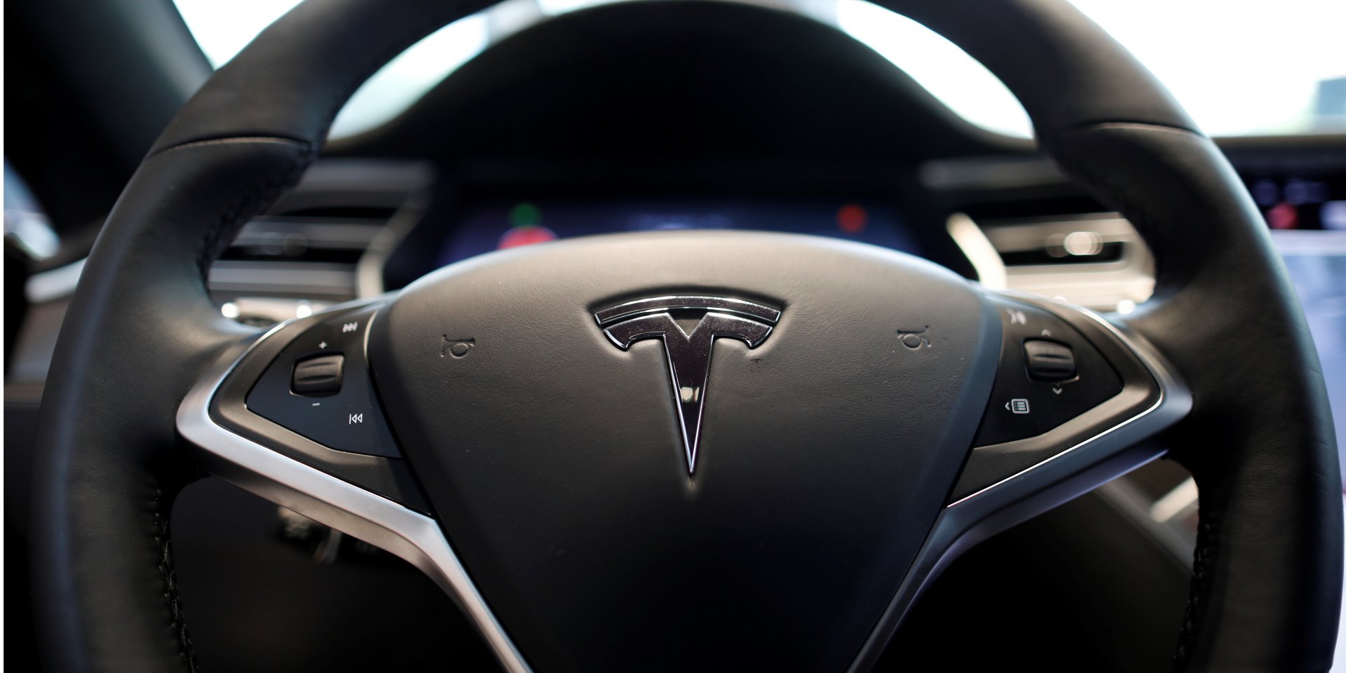 Сразу три модели Tesla попали в десятку самых популярных электрокаров в Украине (Фото: Kim Hong-Ji / Reuters)