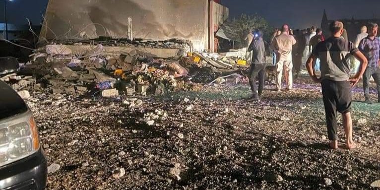Одно из фото предположительно с последствиями израильского авиаудара в Сирии 22 июля, распространяемых в соцсетях (Фото: @najlaasaadee via Twitter)