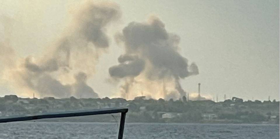 Smoke after a fire at an ammunition warehouse in the Berislav district of the Kherson Oblast (Photo: Operational Armed Forces/Telegram)