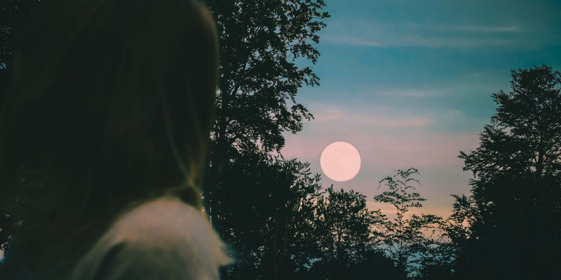 Это последнее суперлуние в 2022 году (Фото: emilia niedzwiedzka / unsplash)