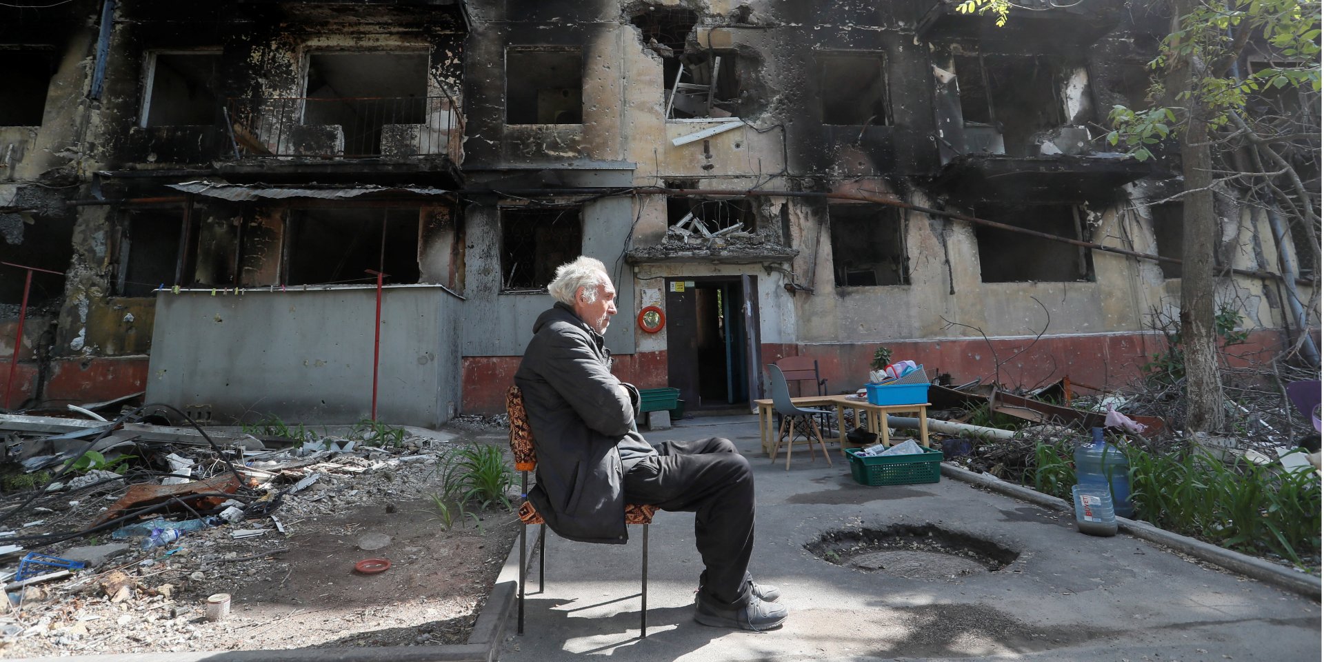 A man in Mariupol, May 20 2022 (Photo: REUTERS/Alexander Ermochenko)