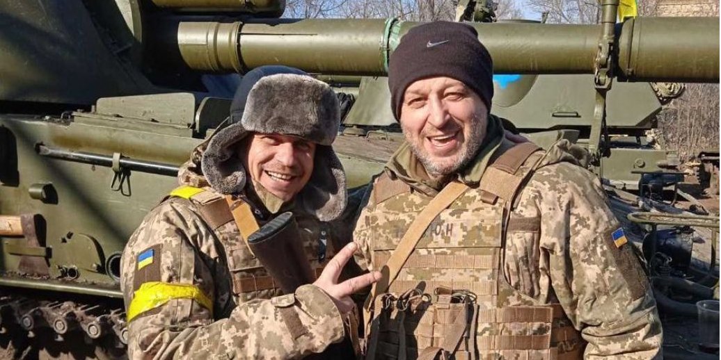 Юрий Вернидуб (справа) совмещает работу в клубе со службой в ВСУ (Фото: Volodymyr Zverov via Twitter)