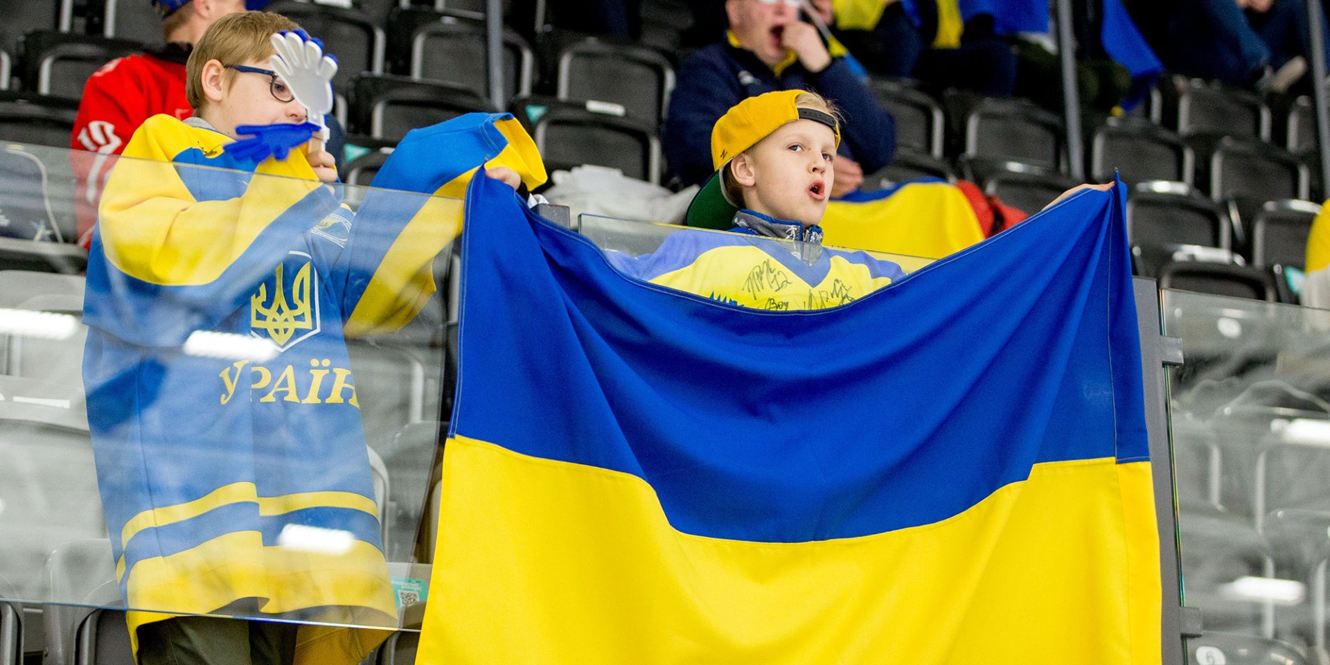Болей сердцем: Юные фанаты на хоккейном матче украинской команды в Польше (Фото: DR)