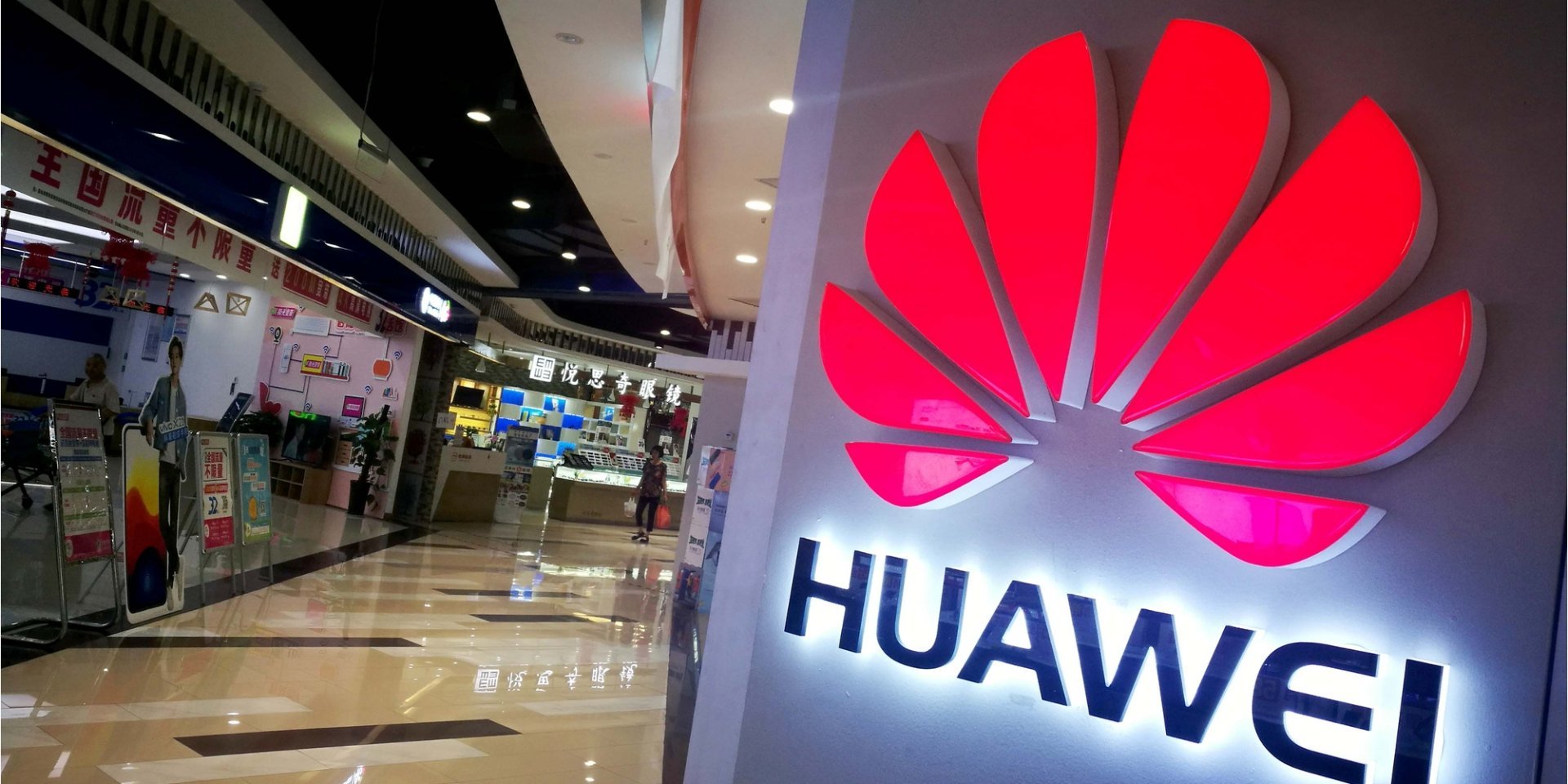 Huawei перевозит сотрудников в Казахстан — последние новости / NV