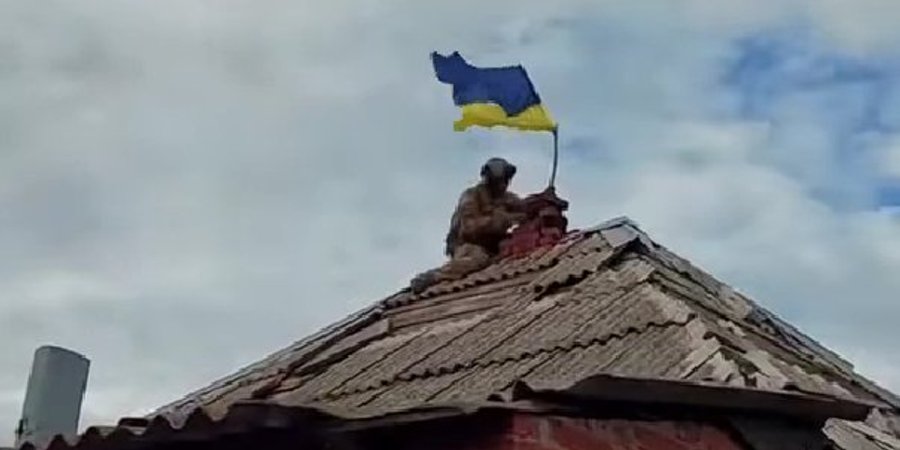 Освобождение Харьковской области — военные повесили флаг Украины в ...