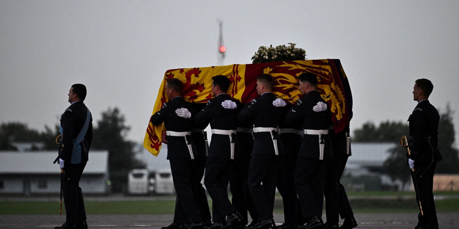Труна з тілом королеви Єлизавети II на авіабазі Нортхолт, 13 вересня 2022 року (Фото: BEN STANSALL/Pool via REUTERS)