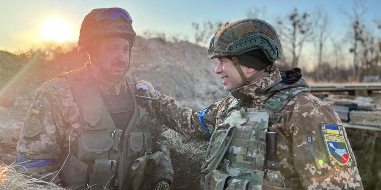 Олександр Сирський (праворуч) керував обороною Києва. На&nbsp;фото він у&nbsp;березні 2022 року в&nbsp;селі Мощун, яке стало поворотною точкою у&nbsp;битві за&nbsp;столицю (Фото: Сухопутні війська ЗСУ / Facebook)