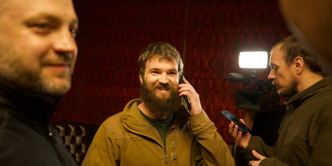 Sviatoslav Palamar (“Kalyna”) - in the center - calls his relatives after being released from captivity (Photo: Ministry of Internal Affairs of Ukraine)