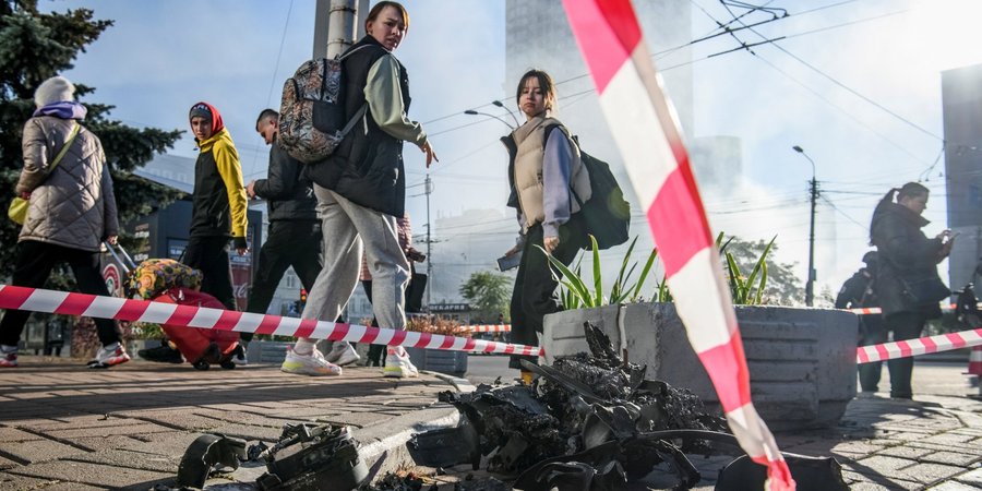 Киевляне смотрят на части сбитого беспилотника иранского производства Shahed-136 во время российского удара по Киеву 17 октября (Фото:REUTERS)