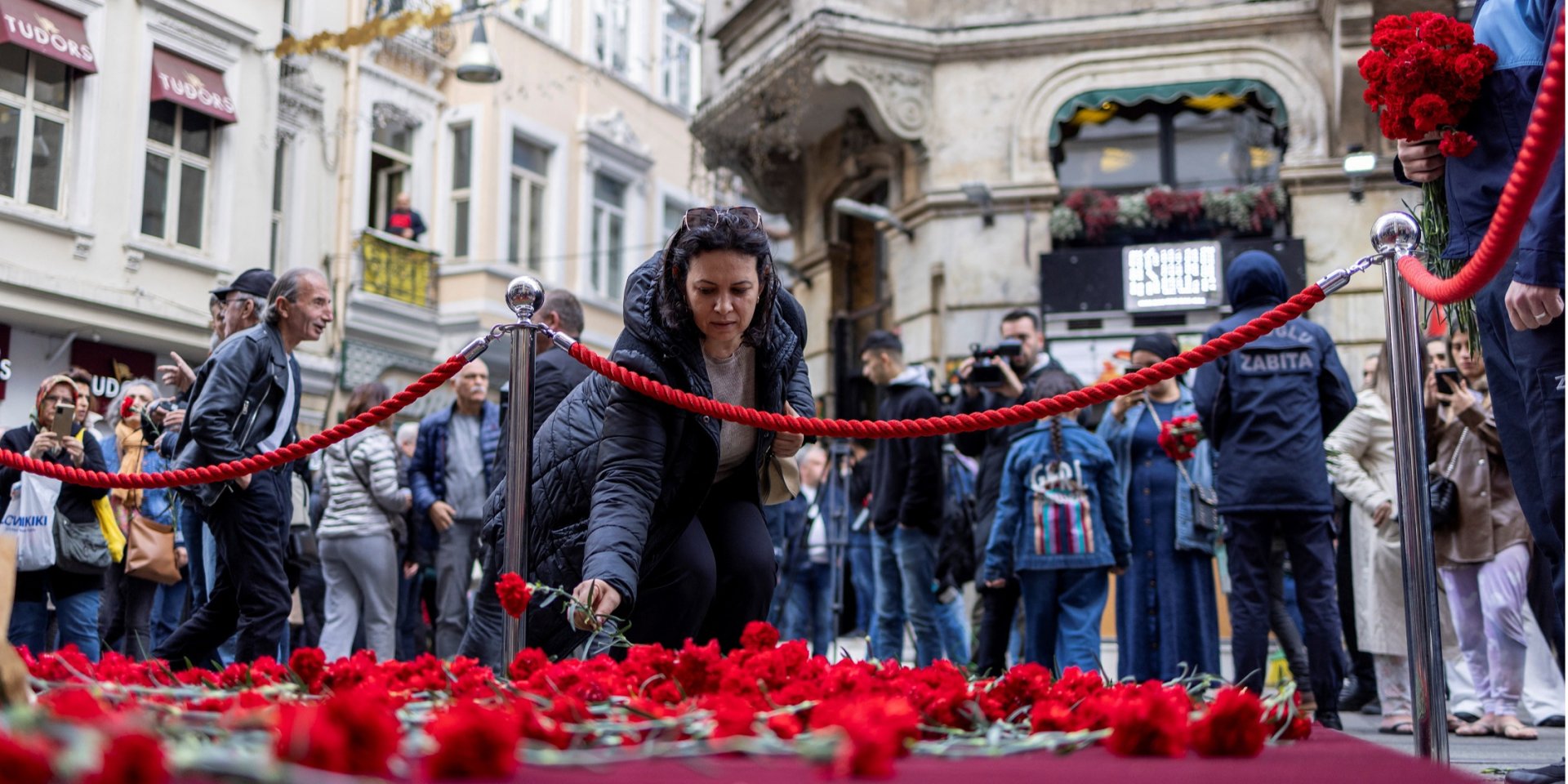 Люди несуть квіти до місця вибуху в&nbsp;Стамбулі, 14 листопада 2022 (Фото: REUTERS/Umit Bektas)