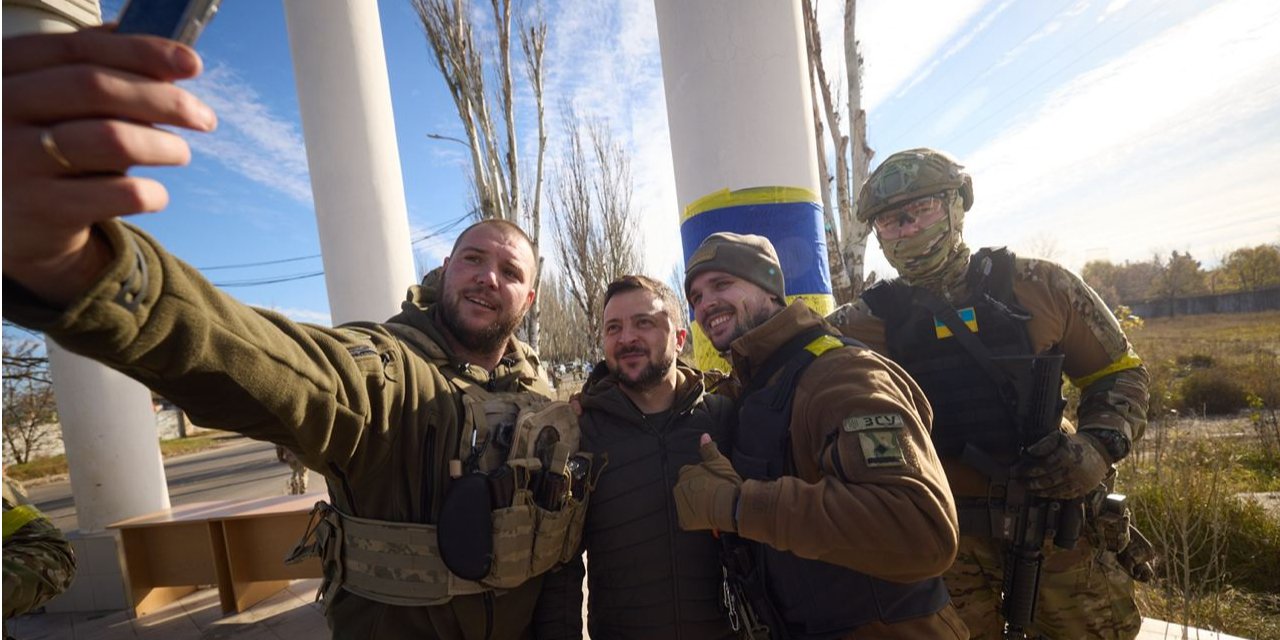 Зеленский фотографируется с военными на фоне арки с надписью «Херсон» на въезде в город (Фото: Офис президента)