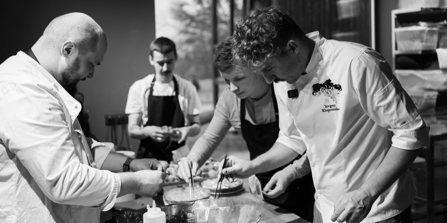 Клопотенко презентовал современную украинскую кухню: гости ели пепел и ...