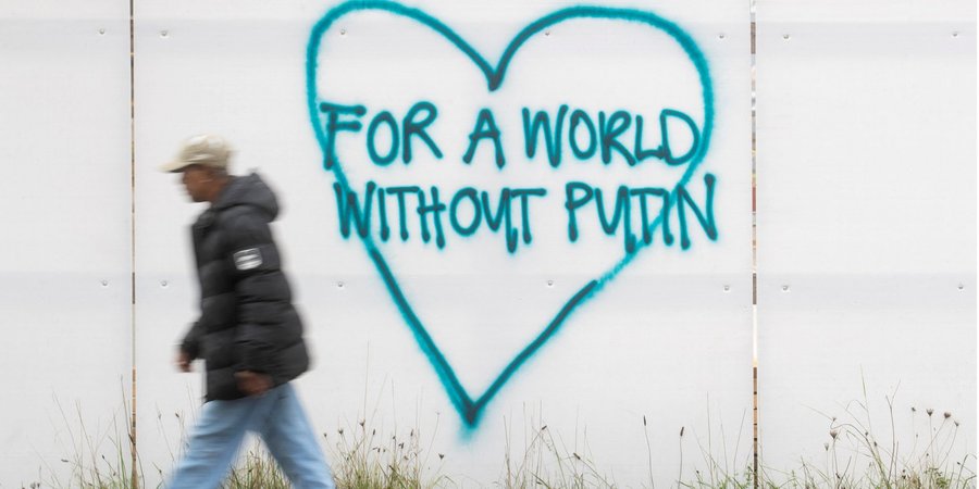 Графіті проти російського диктатора Володимира Путіна у Цюриху (Фото:REUTERS/Arnd Wiegmann)