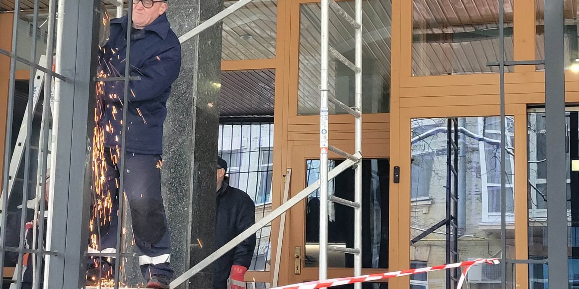 Kolomoyskiy's metal bars around Ukrnafta office building are cut down