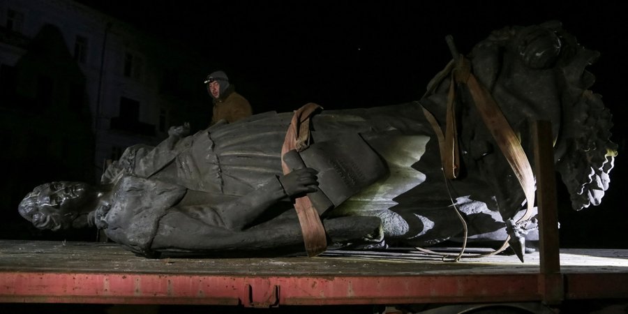 Демонтаж пам’ятника Катерині II в Одесі, 29 грудня 2022 року (Фото:REUTERS/Serhii Smolientsev)