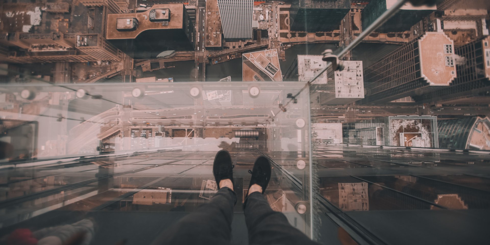 Зов пустоты даже необязательно связывать с высокими домами (Фото: Tim Trad/Unsplash)