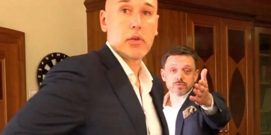 Евгений Мецгер и Владимир Пикалов в момент нападения на журналистов Схем (Фото:Скриншот видео Схем/YouTube) Журналисты Схем обжалуют решение суда по делу Укрэксимбанка. Хотят более жесткое наказание для Мецгера