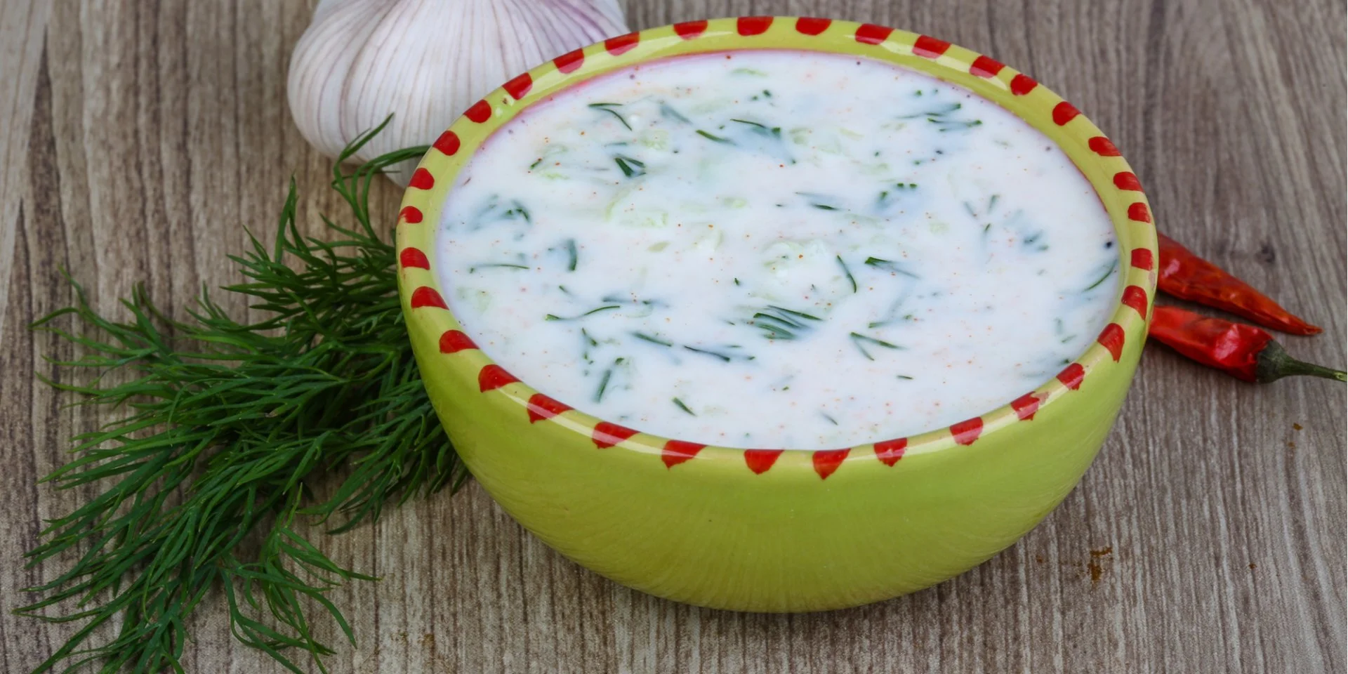 Огуречно-чесночный соус на основе сливочного сыра