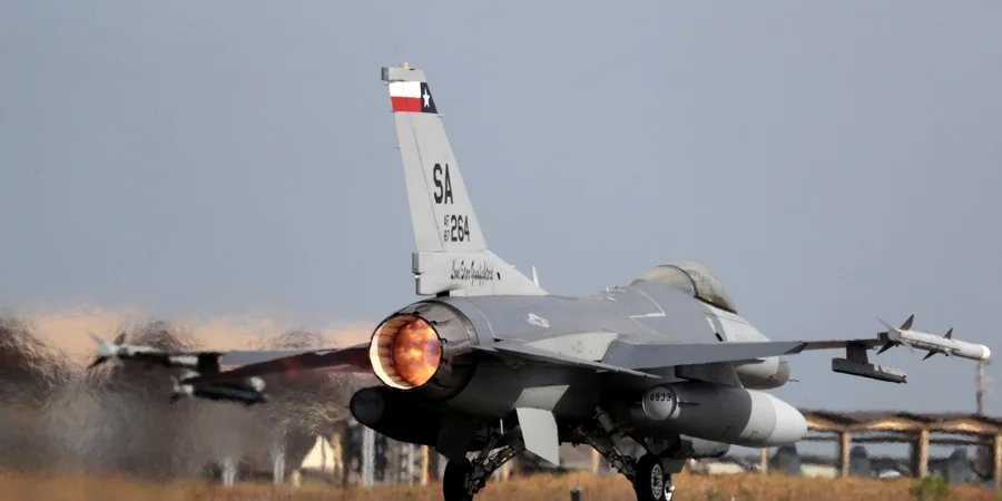Боевой самолет F-16 (Фото: REUTERS/Paulo Whitaker)