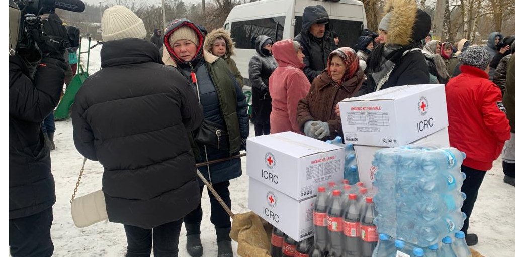Раздача гуманитарной помощи в селе Ягодное Черниговской области (Фото: Coca-Cola)