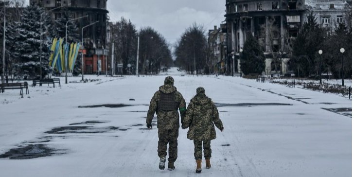 Пара тримається за руки в Бахмуті (Фото: instagram.com/libkos/)