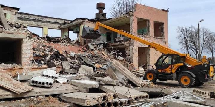 Школа, під завалами якої загинув батько родини (Фото: Діти героїв)