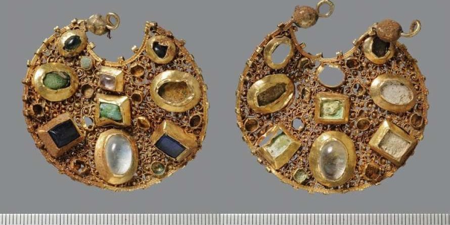 Серед цінностей були знайдені дві фібули (Фото: Державне археологічне управління землі Шлезвіг-Гольштейн)