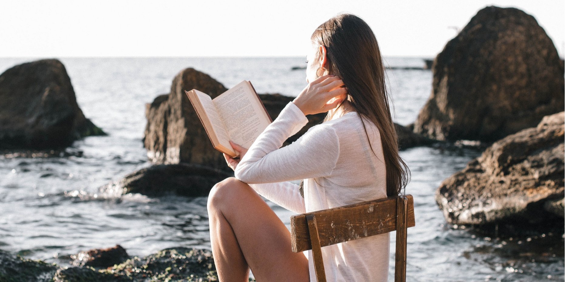Некоторые книги достаточно сложно поймать в наличии (Фото: nadia sitova / unsplash)