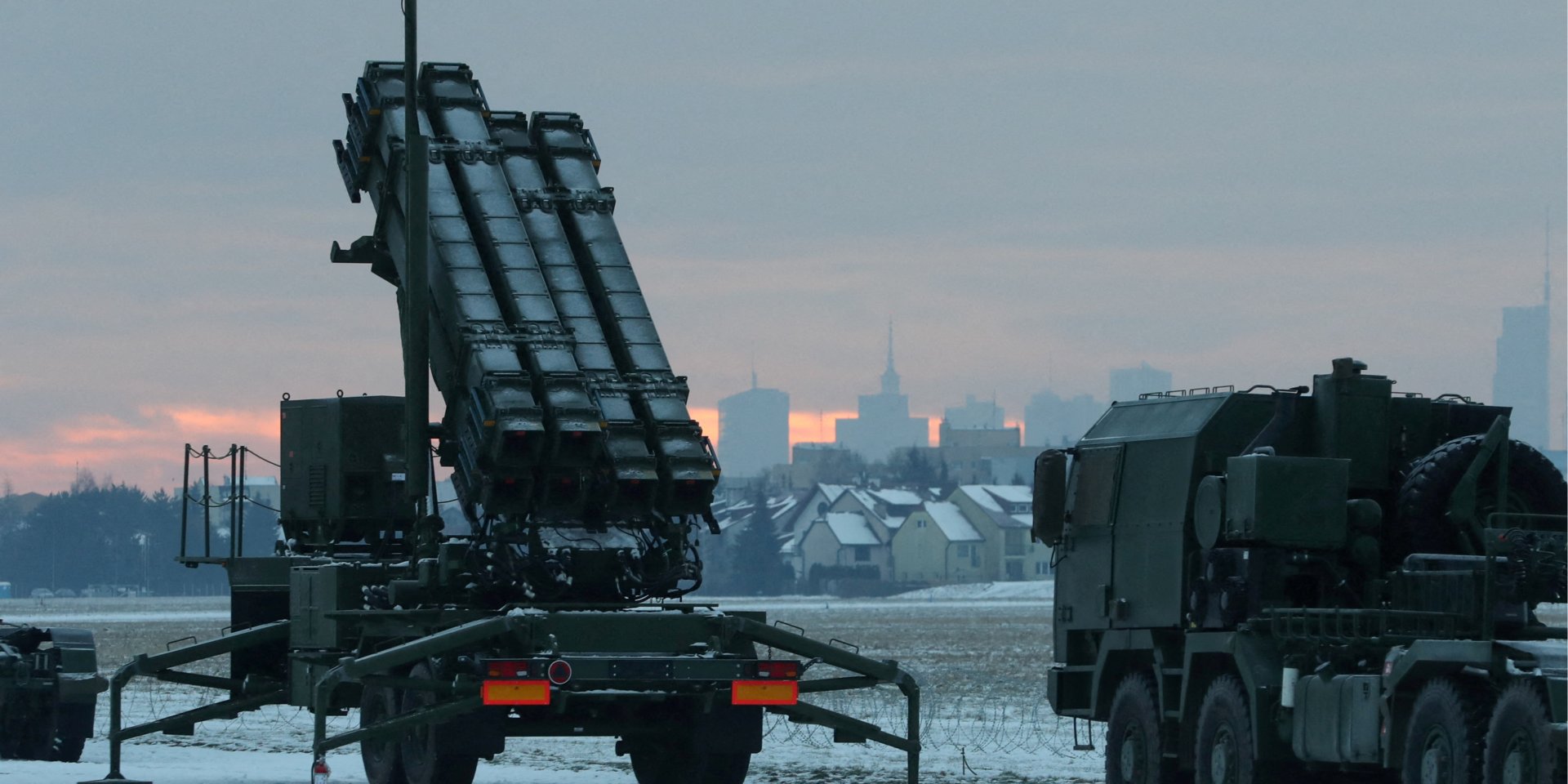 Американская система ПРО Patriot в варшавском аэропорту, на заднем плане — высотки Варшавы (Фото: REUTERS/Kacper Pempel/File Photo)