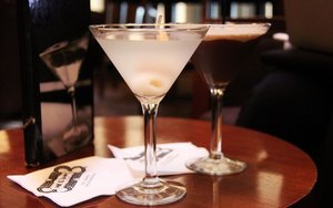 Середня медіанна зарплата в Україні за підсумками березня становила 16 тисяч гривень, найпопулярніша професія — бармен (Фото:© Pixabay)