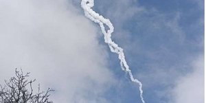 Сліди у небі після вибуху у Феодосії (Фото:Freedom / Telegram)