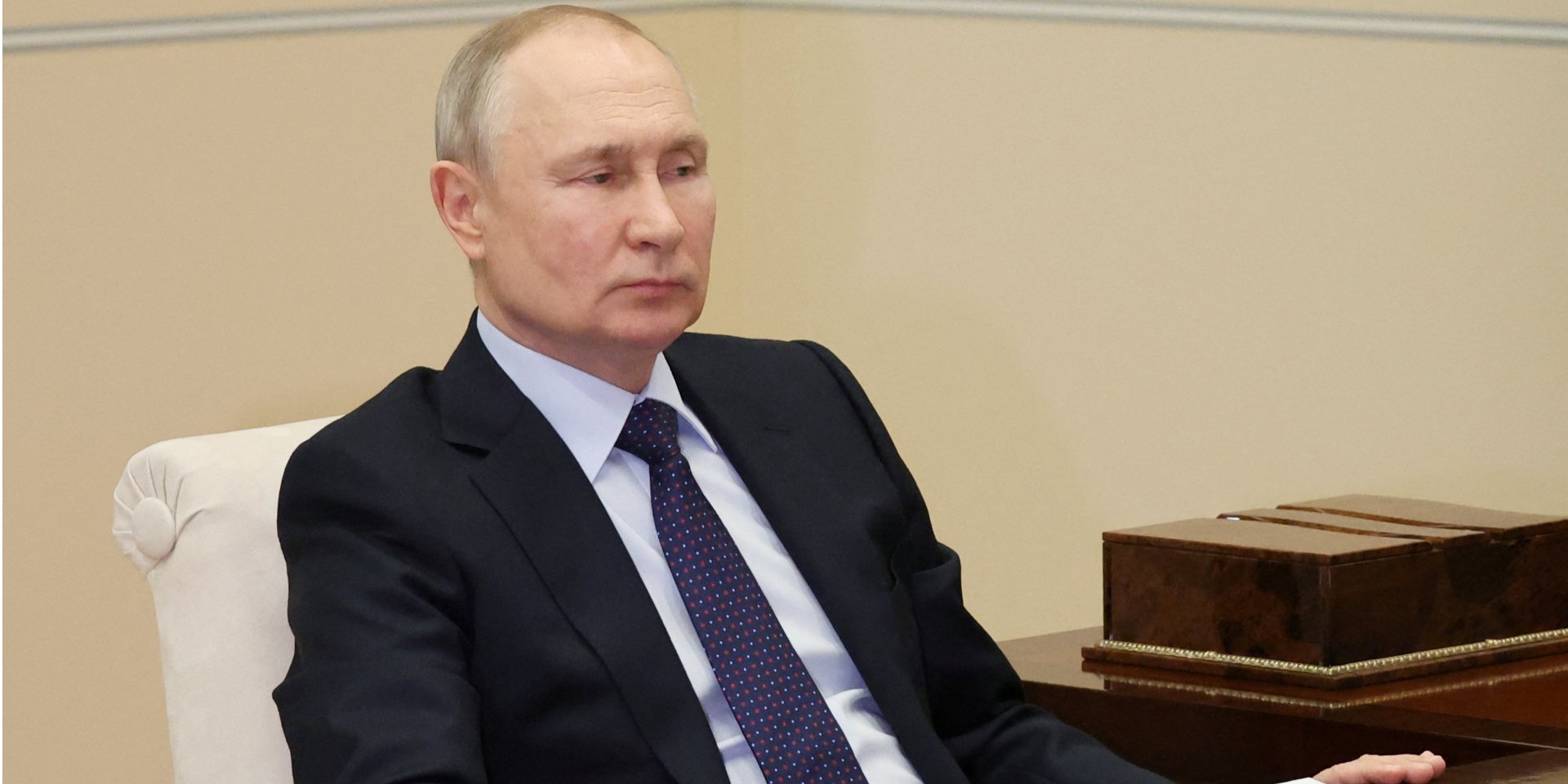 Російський диктатор Володимир Путін під час зустрічі з губернатором Приморської області РФ 10 квітня (Фото: Sputnik/Mikhail Klimentyev/Kremlin via REUTERS)