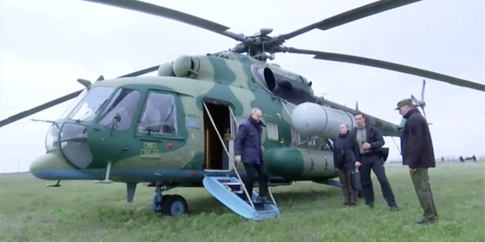 Путін висаджується з вертольота під час відвідування окупованої Херсонської області. Оприлюднено 18 квітня 2023 року (Фото: Kremlin.ru/Handout via REUTERS)