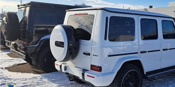 According to the investigators, the businessman set up a scheme to transport luxury cars to Russia (Photo:Служба безпеки України)