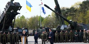 President of Ukraine Volodymyr Zelenskyy and Prime Minister of the Netherlands Mark Rutte at the military base in Susterberg on May 4, 2023 (Photo:REUTERS/Yves Herman/Pool)