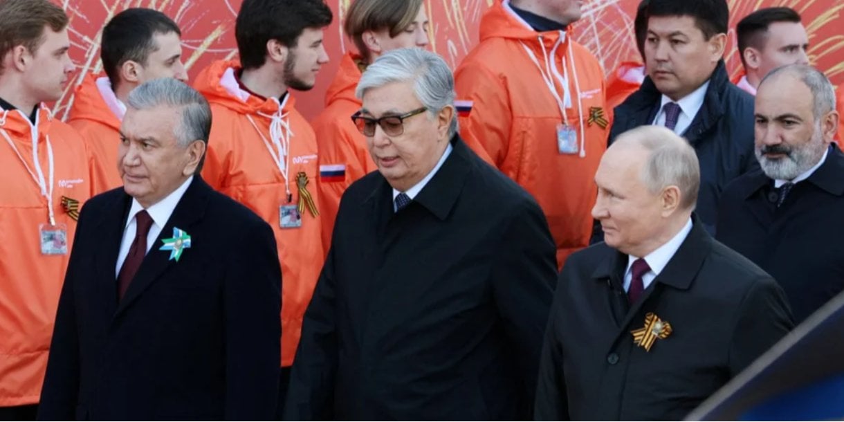 Putin on May 9 next to Presidents Kassym-Jomart Tokayev of Kazakhstan and Shavkat Mirziyoyev of Uzbekistan, with Armenian Prime Minister Nikol Pashinyan behind him (Photo: Sputnik/Gavriil Grigorov/Pool via REUTERS)