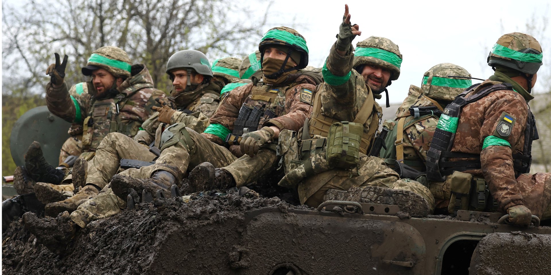 Украинские военные возле Бахмута, 15 апреля 2023 года (Фото: REUTERS/Kai Pfaffenbach)