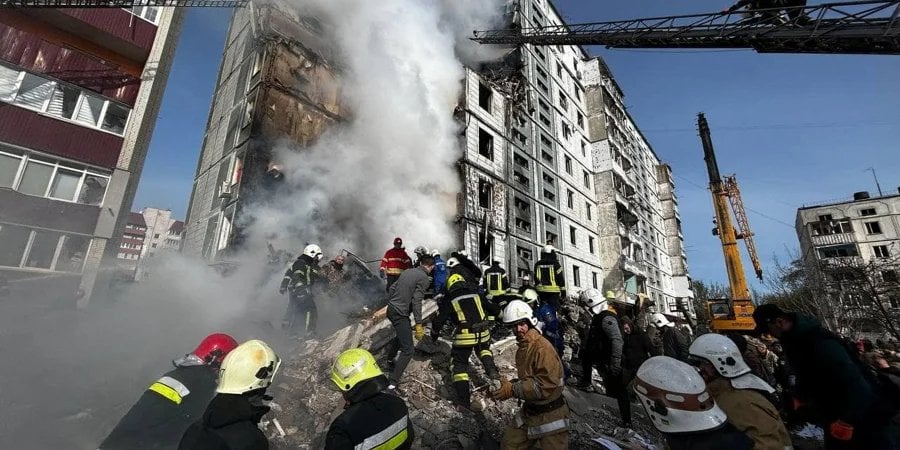 Ракетний удар&nbsp;РФ по&nbsp;житловій багатоповерхівці в&nbsp;Умані (Photo: Press service of&nbsp;the State Emergency Service of&nbsp;Ukraine/Handout via Reuters)
