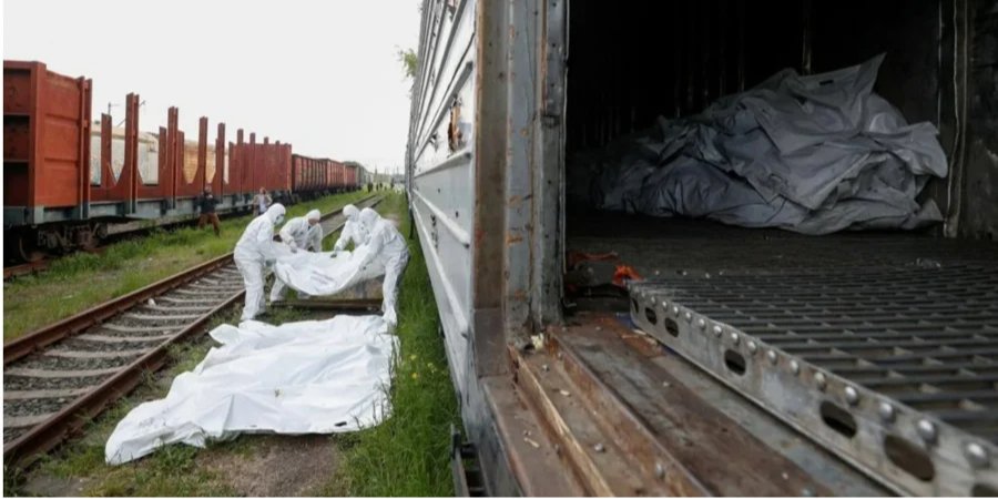 Bodies of liquidated Russian soldiers are loaded into wagons, May 2022 (Photo: REUTERS/Valentyn Ogirenko)
