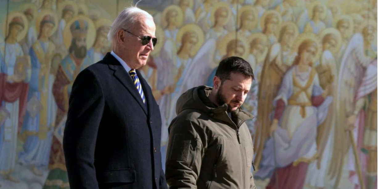 Joe Biden and Volodymyr Zelenskyy near St. Michael's Cathedral in Kyiv (Photo: Evan Vucci/Pool via REUTERS)